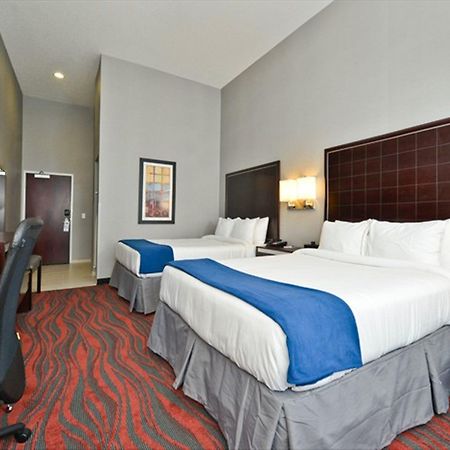 Holiday Inn Express & Suites Utica By Ihg Pokoj fotografie