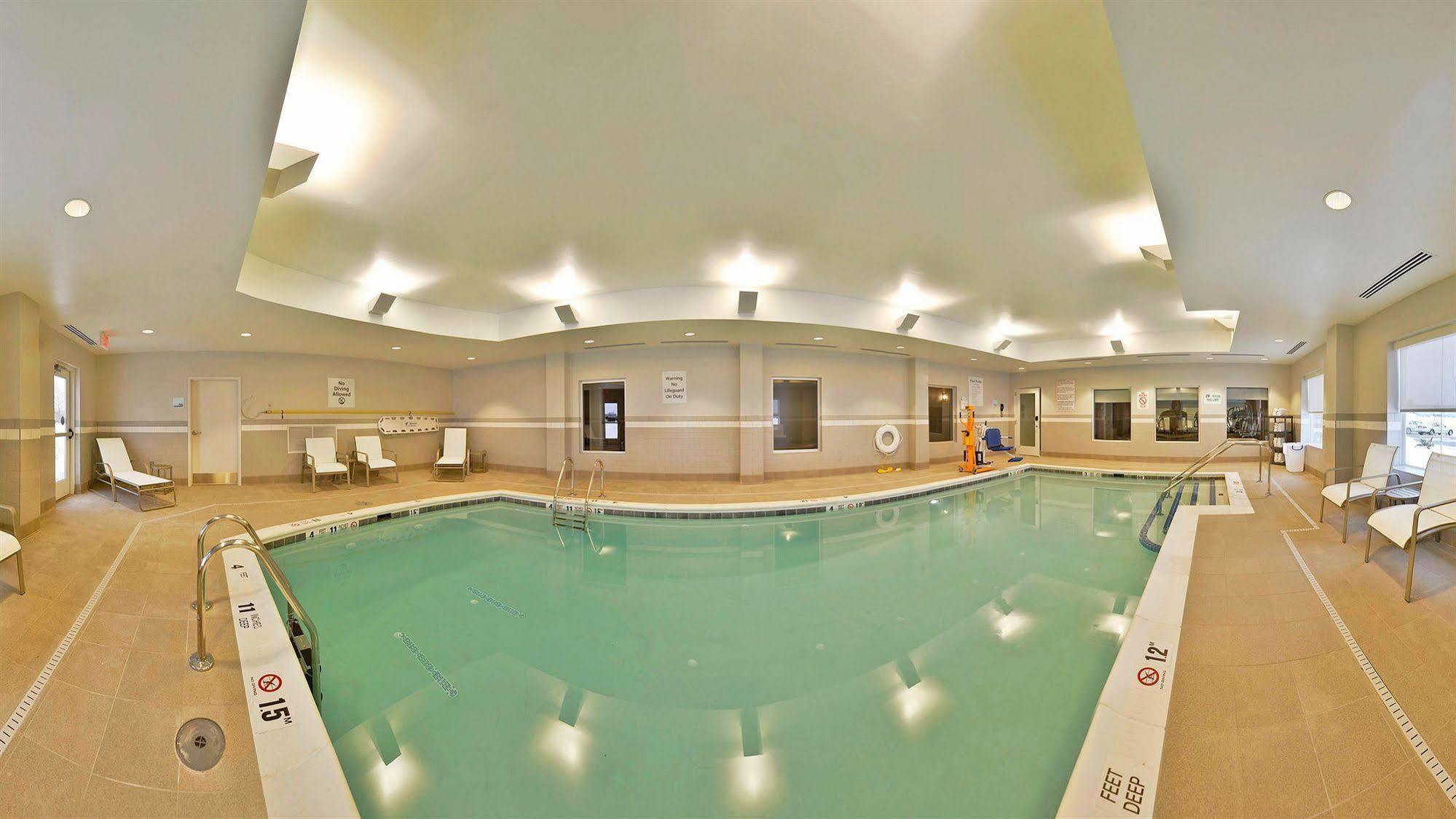 Holiday Inn Express & Suites Utica By Ihg Exteriér fotografie
